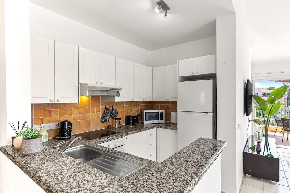Paphos Limnaria Gardens Beautiful Apartment By Vichy מראה חיצוני תמונה